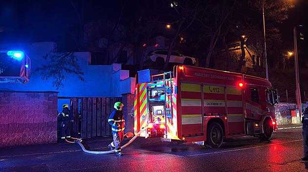 V opuštěném domě v Praze hořelo. Ze střechy hasiči zachraňovali bezdomovce
