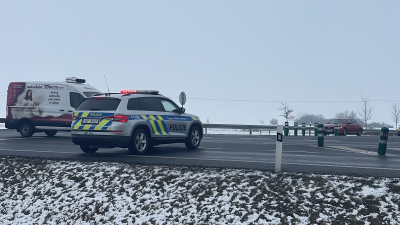 Hromadná nehoda na D11: Na místě je několik zraněných, střetla se auta s náklaďákem