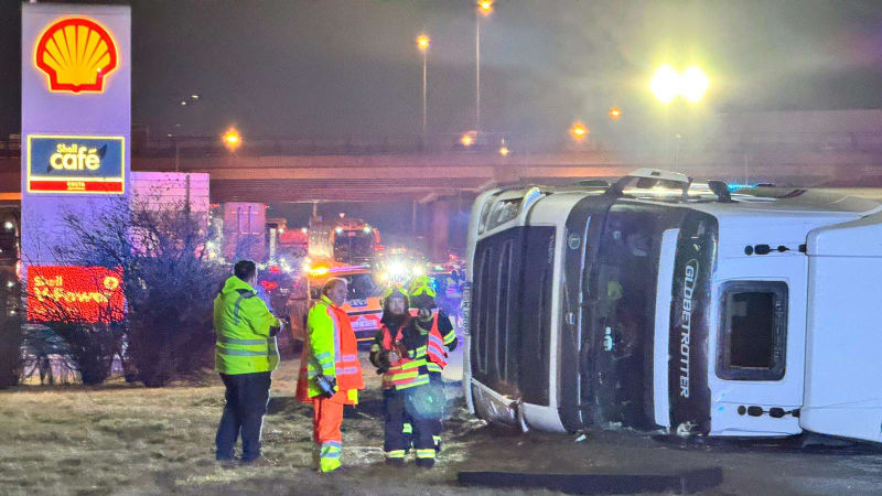 Převrácený kamion zastavil dálnici D2 u Břeclavi. Blokuje všechny pruhy na Brno
