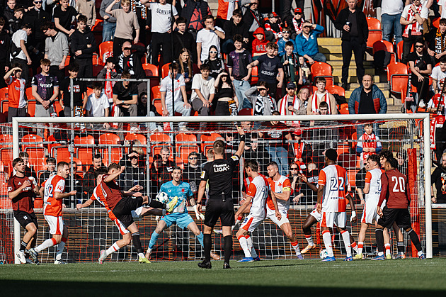 První druholigové derby v Edenu skončilo remízou. Zbrojovka upevnila vedení