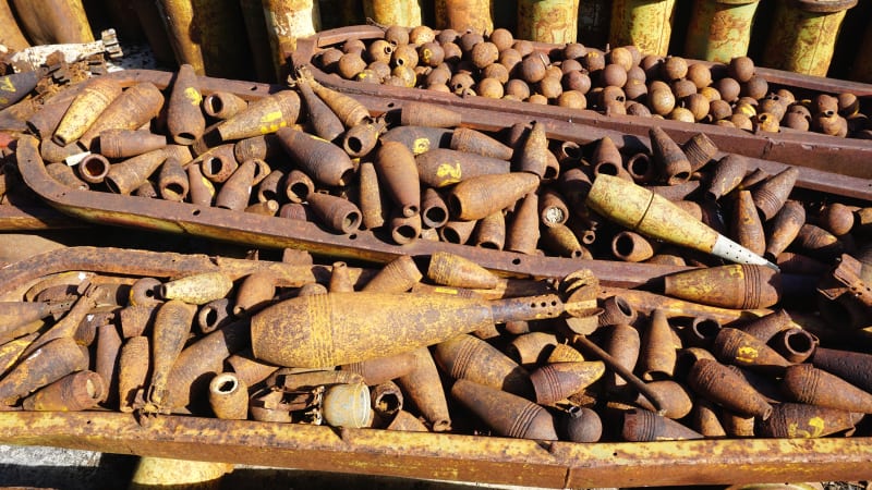 Americké bomby v Laosu zabíjí i po půl století. Místní z nich vyrábí šperky nebo jídelní hůlky