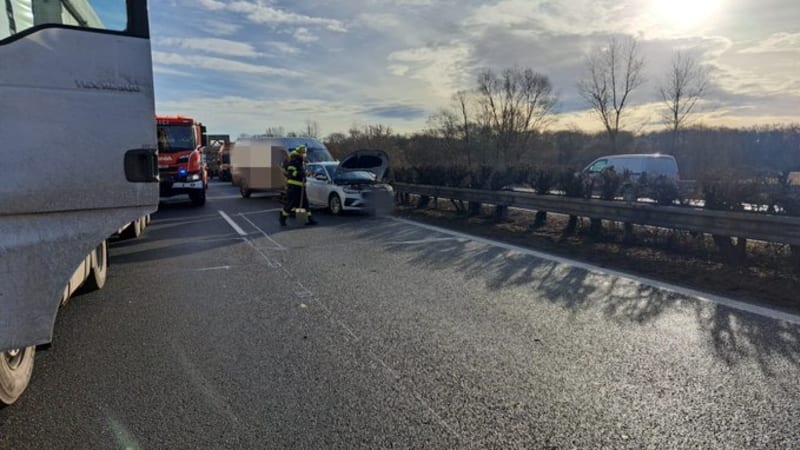Hromadná nehoda na D6: Srazilo se sedm aut. Mezi zraněnými bylo i dítě