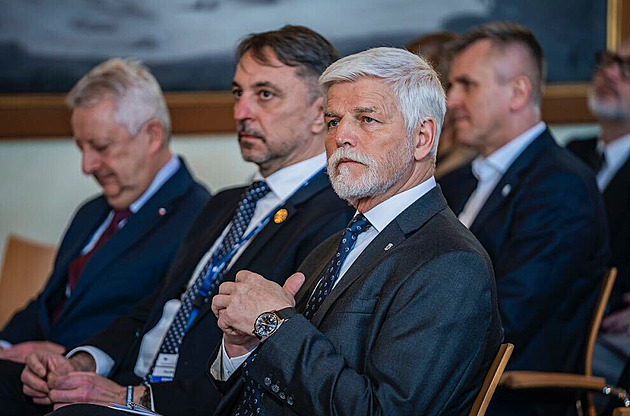 Obranu nelze řídit z roku na rok, vyzval prezident Pavel