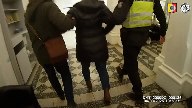 Policie protáhla kolonou vůz s rodící ženou, dítě přišlo na svět hned po příjezdu