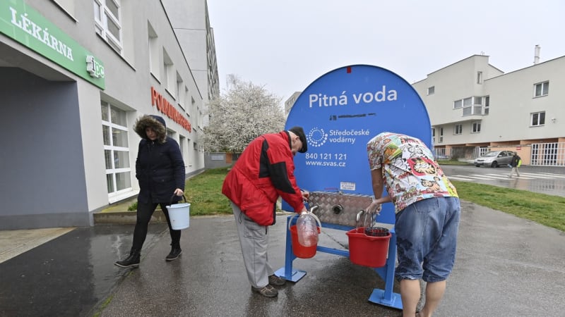 Výpary zamořily vodojem u Prahy. Z kohoutků teče páchnoucí voda, čeká se na výsledky rozborů