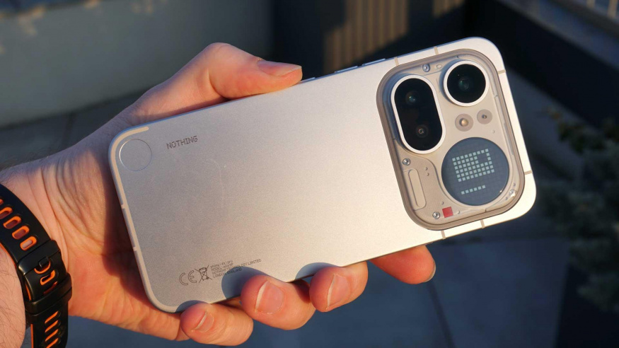 Nothing Phone (4a) Pro recenze: stylovka s druhým displejem na zádech