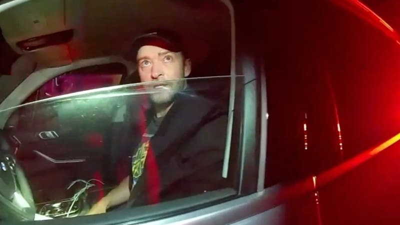 Timberlake nedokázal jít rovně, ukazují záběry ze zatčení zpěváka. Těžké testy, hájil se