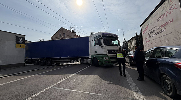 Indický řidič zablokoval dopravu v Pardubicích, nezvládl couvání s kamionem