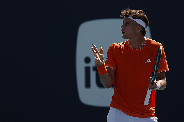 Brzký krach obhajoby. Menšíka srazily dvojchyby i zahozené šance, čeká ho pád