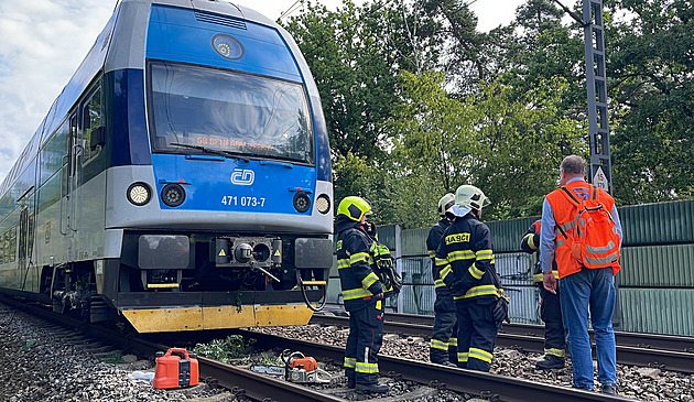Poškozené vedení u Černošic zastavilo vlaky na Prahu. Nehoda uzavřela přejezd