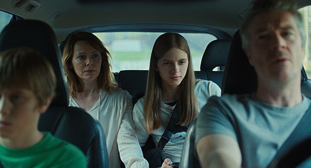 RECENZE: Kéž by se Nevděčné bytosti po silném začátku obešly bez mobilů