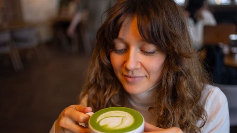 Zelený fenomén českých kaváren: Matcha nabíjí energií, kterou kafe neumí. Jak vybrat kvalitní?