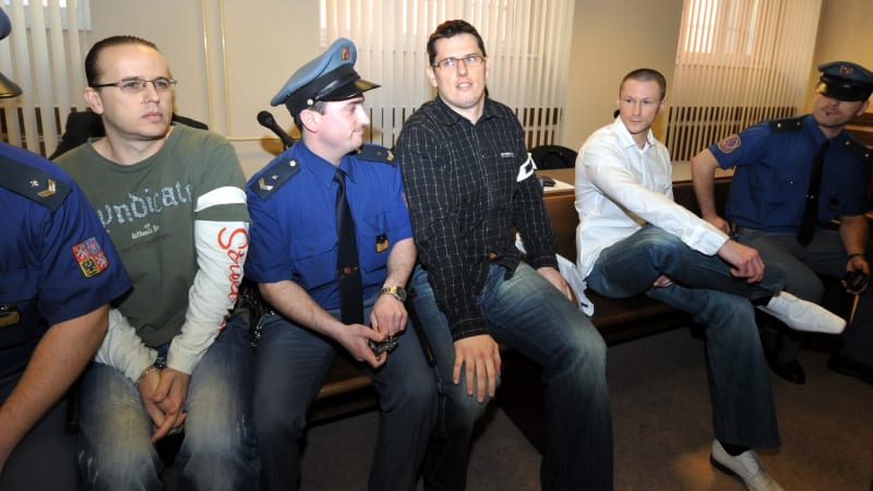 „Namakaní borci“ ukradli na Trutnovsku 74 milionů. Chybou státu se dostali z vězení a zmizeli