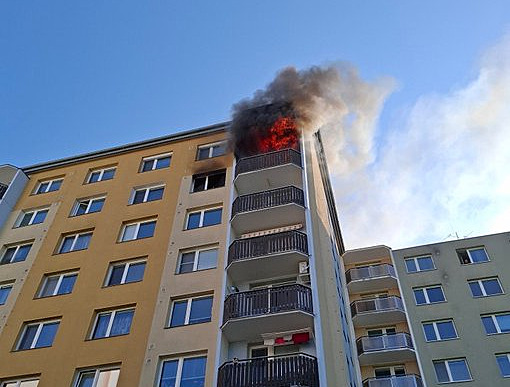 V Prostějově hořel byt. Tři lidé se nadýchali kouře, převzali je záchranáři