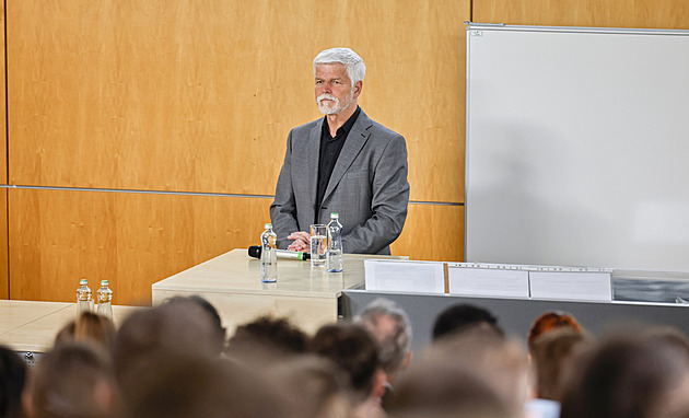 Íránský režim je koncentrací zla. Trestat národ ale dobré není, řekl Pavel studentům