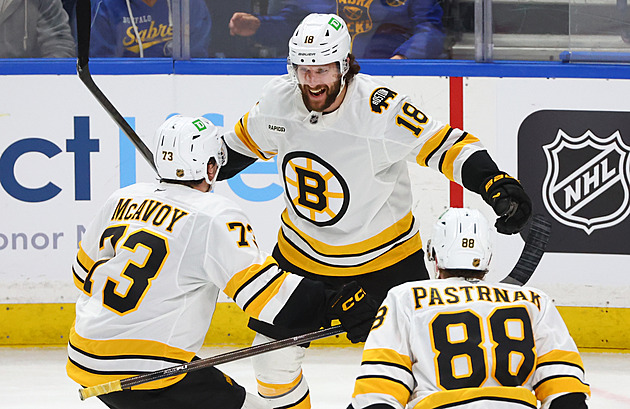 Klapka, Pastrňák a Zacha brali po dvou bodech, dařilo se i českým gólmanům