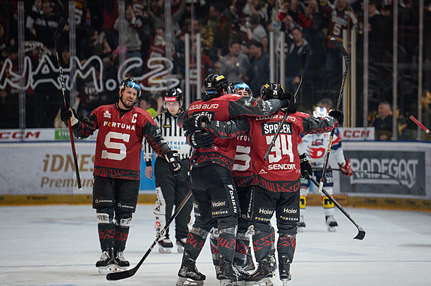 Sparta svalila Dynamo a vyrovnala sérii. Karlovy Vary slaví první výhru s Třincem