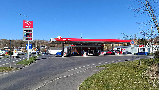 Pohonné hmoty o víkendu zdraží. Cenový strop ministerstva vzrostl o haléře