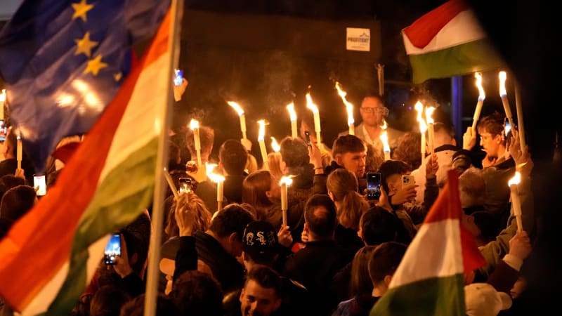 ON-LINE: Magyar míří k ústavní většině. Část Budapešti se mění v party, líčí reportér