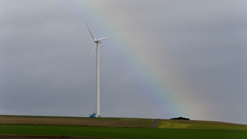 Větrníky vítáme, chceme ale benefity, zní ze stovek obcí. Kritici varují před drahým mixem