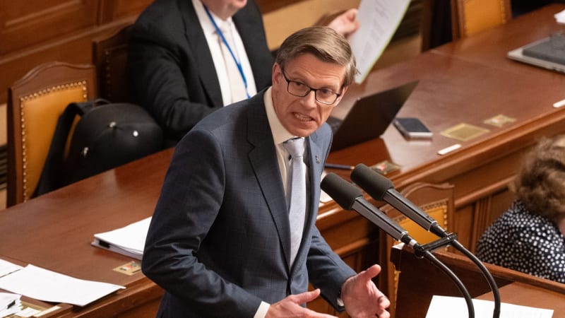 Chcete zabít veřejnoprávní média, cupoval vládu Kupka. Není vám pomoci, reagoval Babiš