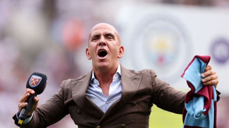 Ve studiu tekla krev: Fotbalový bouřlivák mlátil hlavou o stůl. Provokujete, vmetl moderátorce