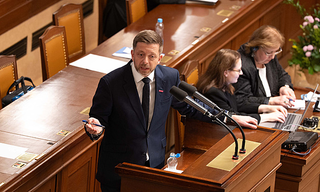 Snažíte se dostat na vodítko státní správu, vytkl Rakušan vládě „lex vyhazov“