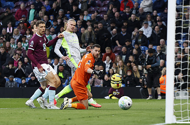 City zvítězilo v Burnley, dotáhlo se na Arsenal. V akci i Bournemouth
