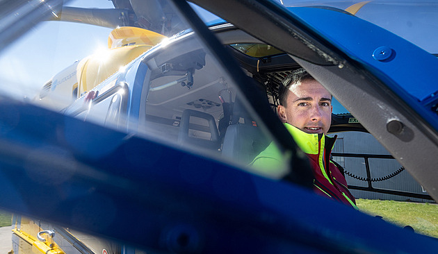 Vrtulník mohl ve vývrtkách spadnout na zem, říká pilot, kterého ohrožoval dron