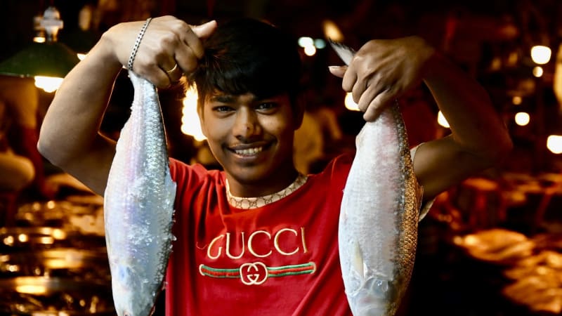 Bizarní volební kampaň. Politici v Indii obcházejí lidi s rybou v ruce