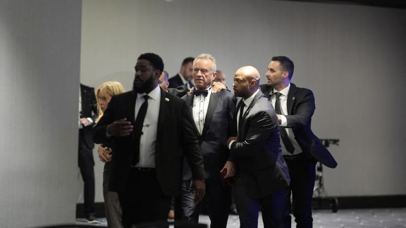 Zapomněl při střelbě na manželku? Záběry ochranky odvádějící Kennedyho vyvolaly bouři reakcí