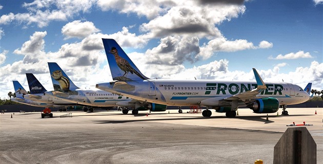 Motor letadla v USA pohltil člověka, který se pohyboval po ranveji, a začal hořet