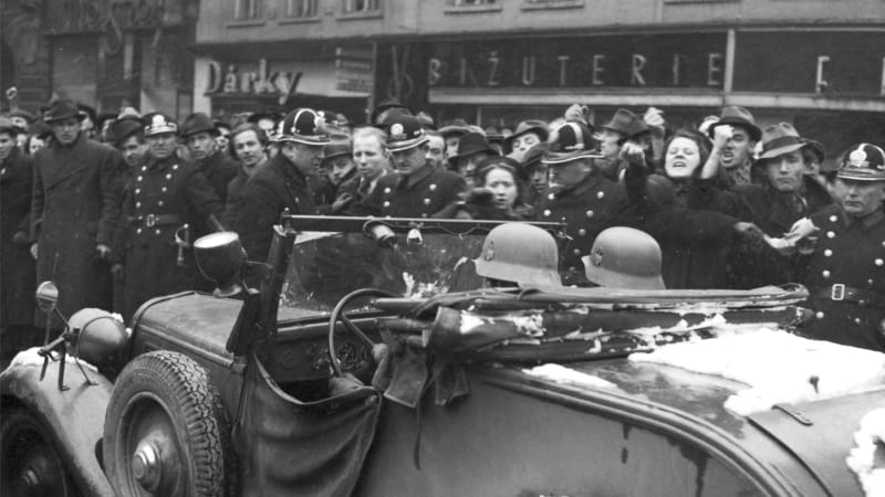 Hrdinové, zrádci, trojití agenti. Známá herečka riskovala v odboji, český voják pomáhal katovi