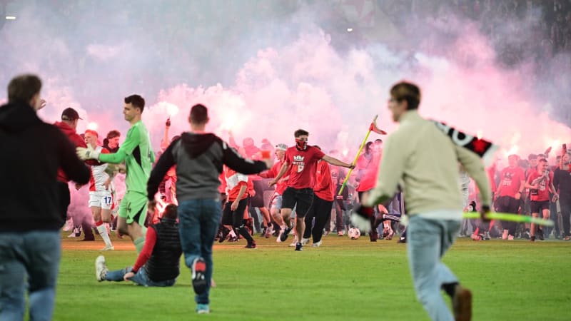 Řádění fanoušků Slavie během derby obletělo svět. Česko je jiná planeta, píší v zahraničí