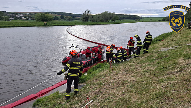 Do řeky Moravy unikla neznámá látka. Hasiči monitorují místo pomocí dronu