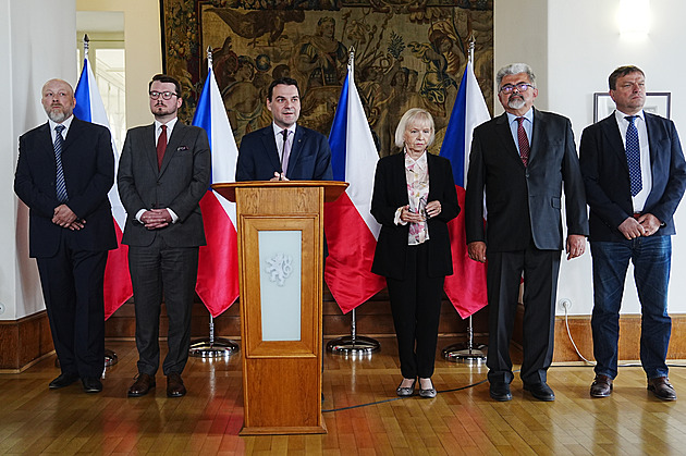 Filipi i Forejt. Macinka ukázal svůj poradní tým, jedno jméno v něm nečekaně chybí