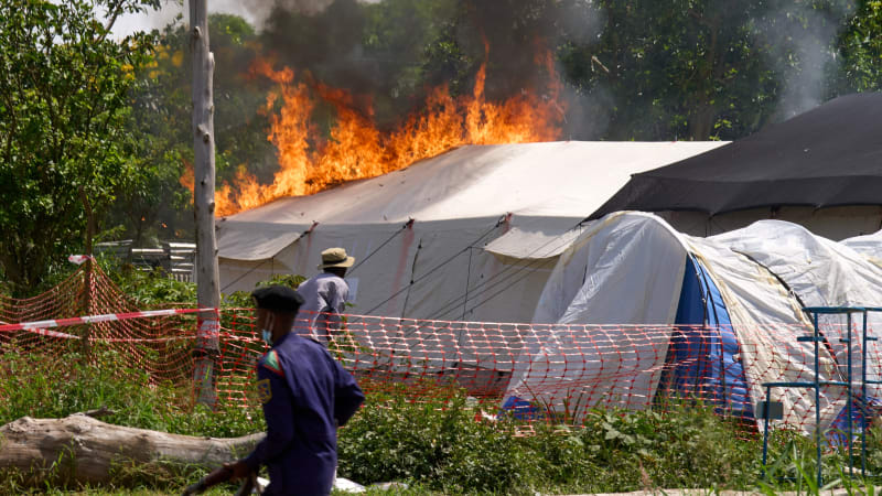 Ebola budí strach a vztek. Mladíci zapálili v Kongu léčebné centrum kvůli ostatkům kamaráda