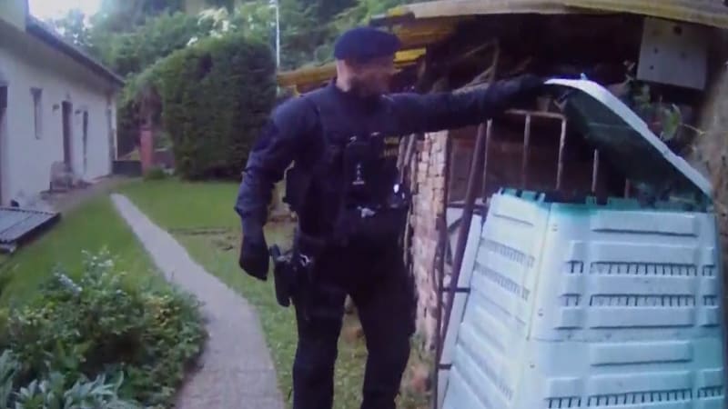 Zlodějka se před policisty ukryla v kompostu. Odhalila ji termokamera
