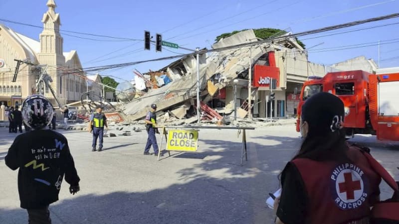 Pod troskami umírají lidé, hrozí tsunami. Filipíny zasáhlo ničivé zemětřesení, ukazuje video