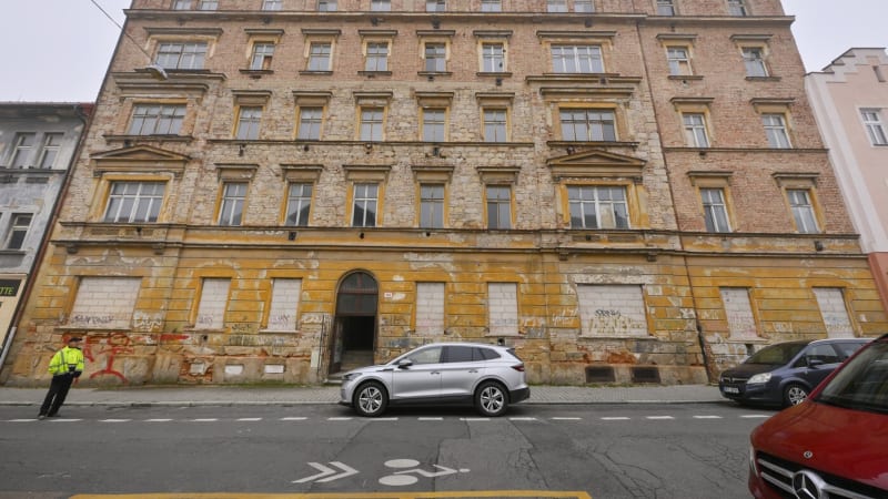 Zřícení části domu v Plzni: K neštěstí došlo při rekonstrukci, činžák má krvavou minulost