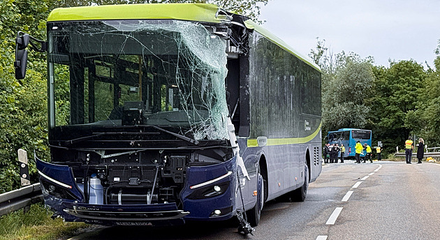 Tragická srážka v Bavorsku. Autobus se školáky havaroval, jeden chlapec nepřežil