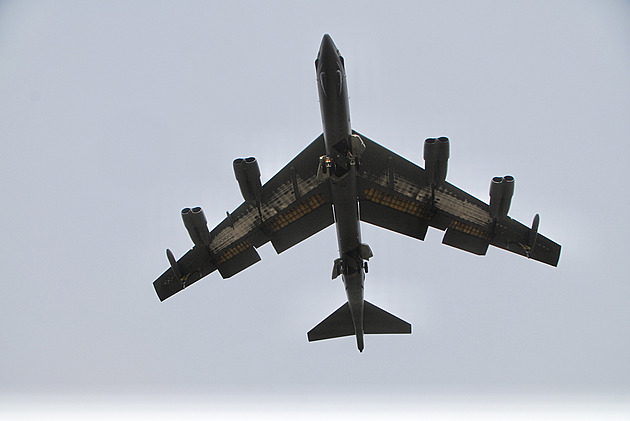 V Kalifornii havaroval po startu strategický bombardér B-52