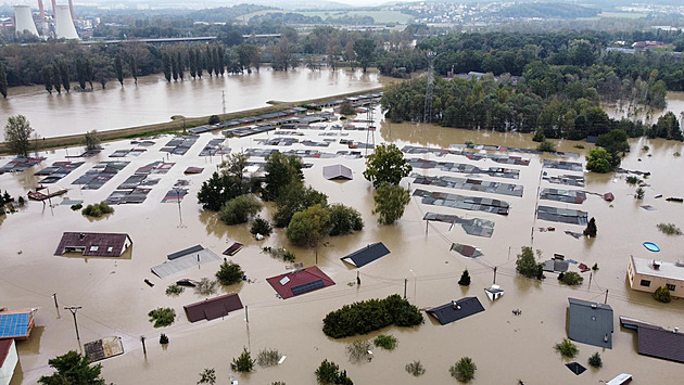 Poučení z povodní. Novou Ves pomůže ochránit také speciální plachta