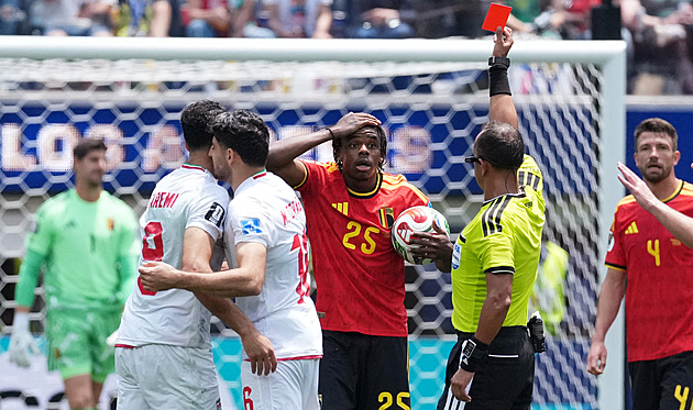 ONLINE: Belgie - Írán 0:0, favorit dohrává v deseti, červenou viděl Ngoy