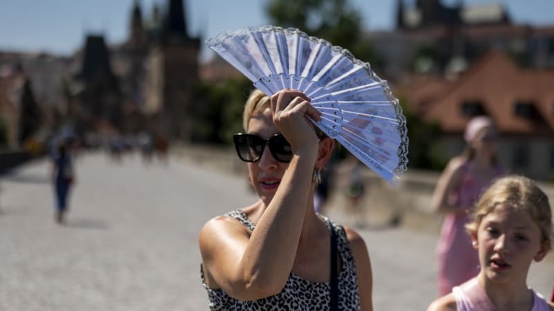 VÝSTRAHA: Hrozí požáry, teploty vystřelí k tropickým 40 °C. Kde čekat rychlé bouřky?