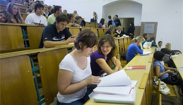 Proč má Česko málo vysokoškoláků oproti EU? Protože musejí pracovat, tvrdí Komise