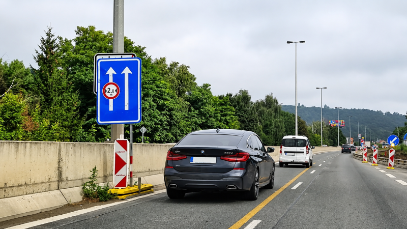 Správně by sem nesměla ani Octavia. Řidiči se ve zúžení často dopouštějí přestupku
