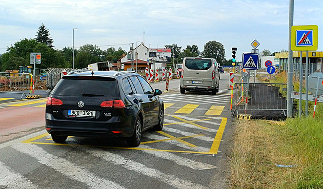 V Plané se jezdí kyvadlově a tvoří se kolony. Kraj staví nové napojení k letišti