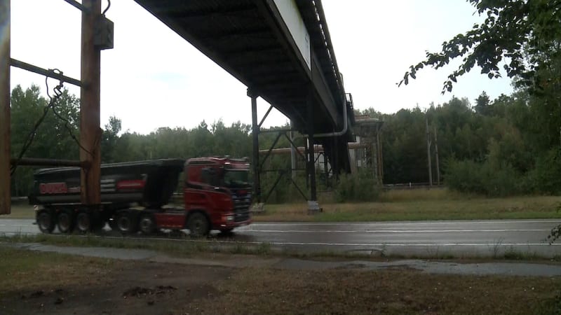 Útočník hází na projíždějící auta kameny. Policie na Pardubicku ho nemůže začít hledat