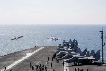 Několik členů posádky USS Abraham Lincoln se pokusilo skočit přes palubu